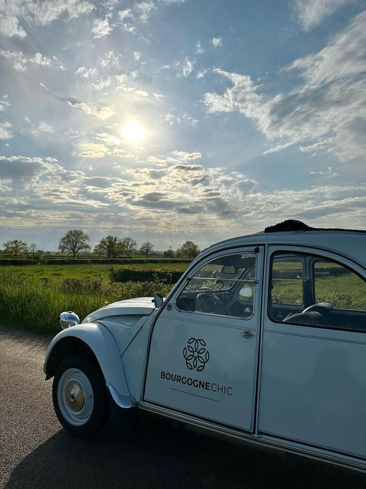 La 2CV, la Voiture Idéale pour un Mariage Vintage en Bourgogne !