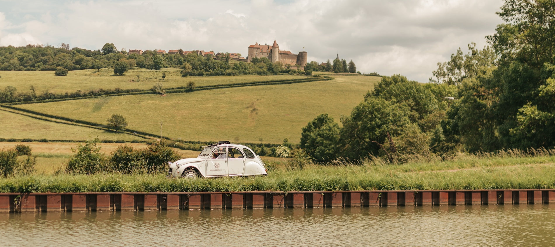 Châteauneuf en Auxois : l’incontournable des balades en 2CV